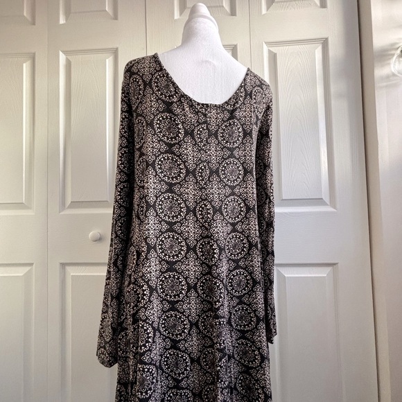 Forever 21 Black Long Sleeve Sheath Dress with Intricate Pattern - Picture 6 of 7